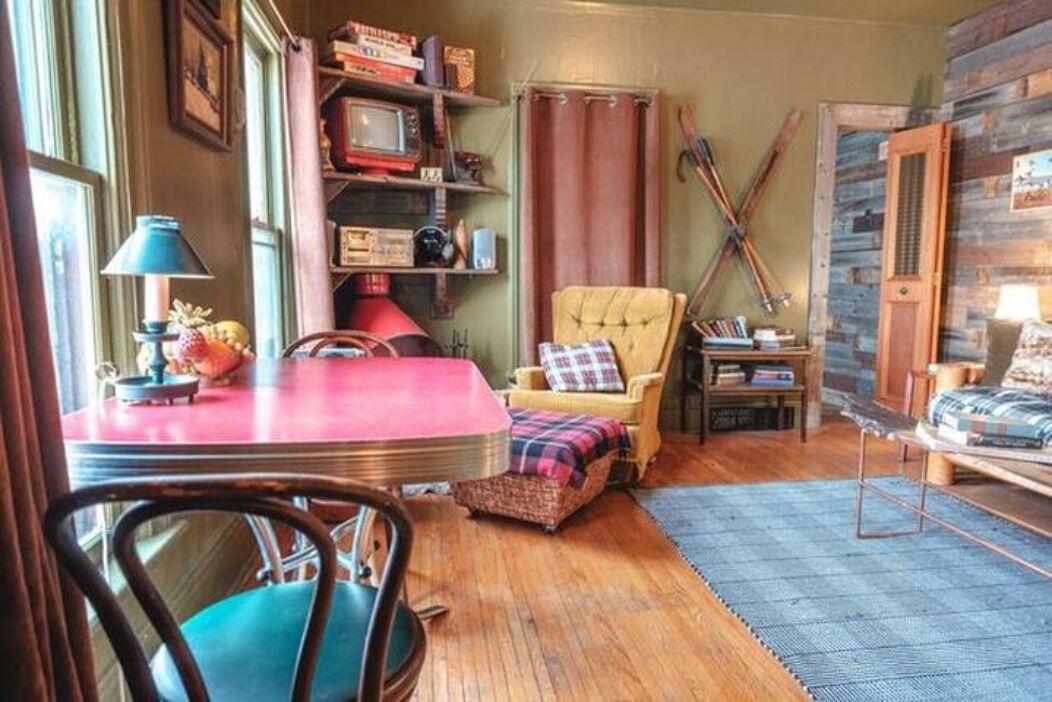 Rustic, cabin-inspired apartment for a cozy getaway; short walk to the waterfall