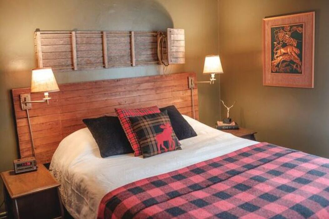 Rustic, cabin-inspired apartment for a cozy getaway; short walk to the waterfall