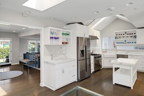 Refrigerador, horno, parrilla de estufa y lavavajillas 