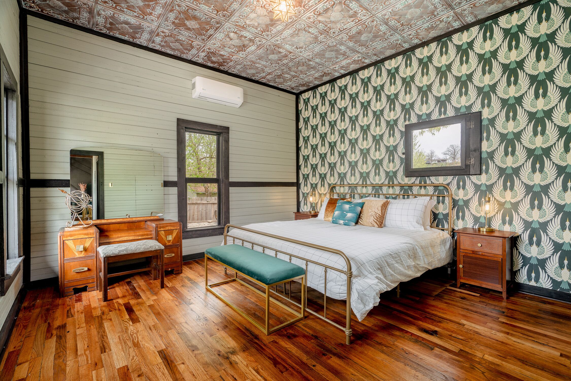 2 bedrooms, travel crib, free WiFi, bed sheets