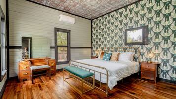 2 bedrooms, travel crib, free WiFi, bed sheets