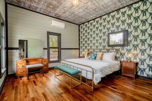 2 bedrooms, travel cot, free WiFi, bed sheets