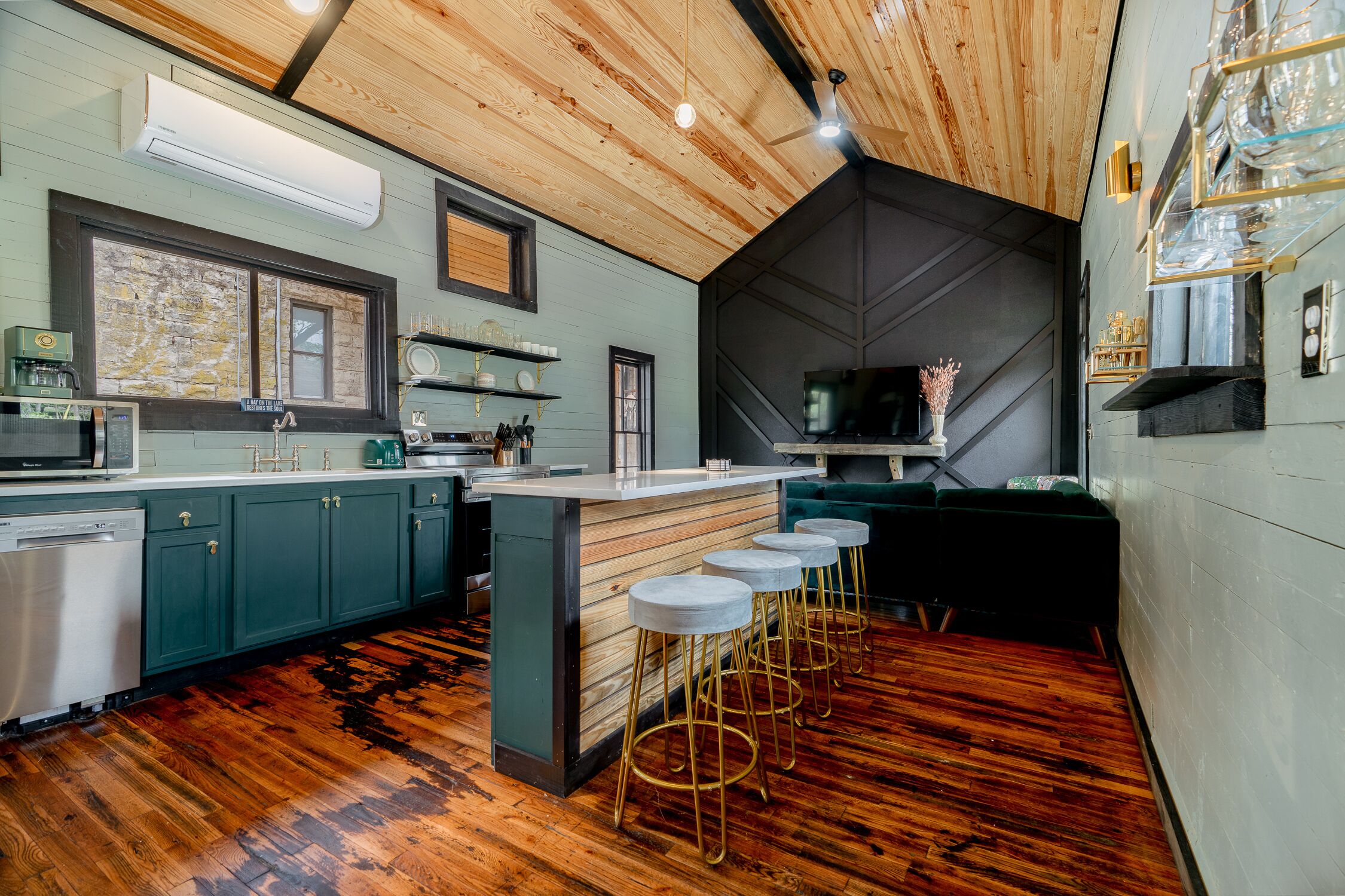 1870 Luxury Art Deco Train Depot at the Lake