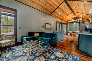 Smart TV - 1870 Luxury Art Deco Train Depot at the Lake (Holiday Island)