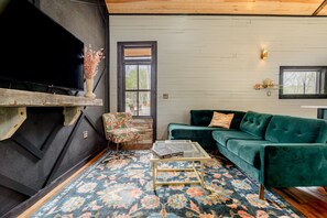 Smart TV - 1870 Luxury Art Deco Train Depot at the Lake (Holiday Island)