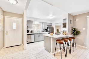 Fridge, microwave, oven, stovetop - 6x2 - Luxury House - 5mins to the Strip w/ Pool and Spa plus Billiard Table (Las Vegas)