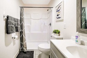 ヘアドライヤー、タオル、石鹸、シャンプー