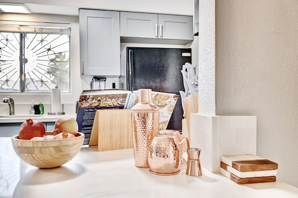 Fridge, microwave, oven, stovetop - 6x2 - Luxury House - 5mins to the Strip w/ Pool and Spa plus Billiard Table (Las Vegas)