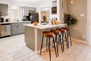 Frigorifero, microonde, forno, piano cottura
