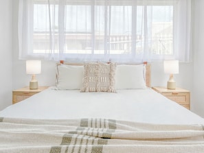 6 bedrooms, travel crib, free WiFi, bed sheets - 6x2 - Luxury House - 5mins to the Strip w/ Pool and Spa plus Billiard Table (Las Vegas)