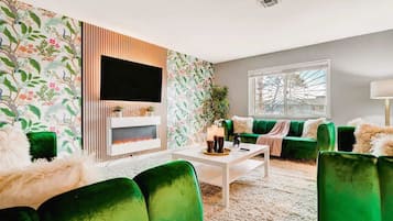 Smart-TV, Kamin, Videospiele, Bücher