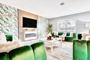 Smart TV, fireplace, video games, books - 6x2 - Luxury House - 5mins to the Strip w/ Pool and Spa plus Billiard Table (Las Vegas)