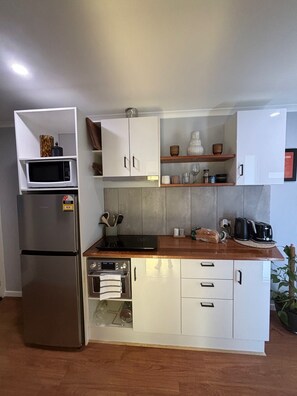 Køleskab, mikrobølgeovn, ovn, kogeplade