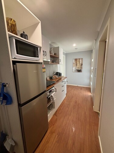 Self contained studio boasts a clean homely feeling, fully self contained.