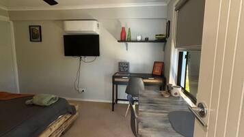 1 bedroom, desk, free WiFi, bed sheets