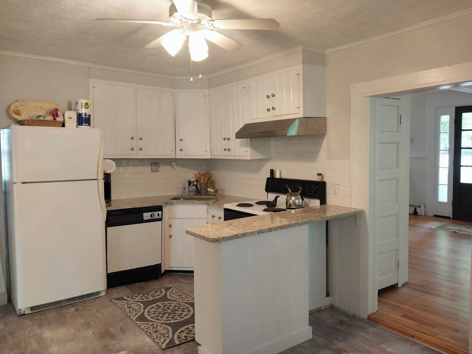 Welcome to L'eau & Behold. Just 250 steps to the beach!