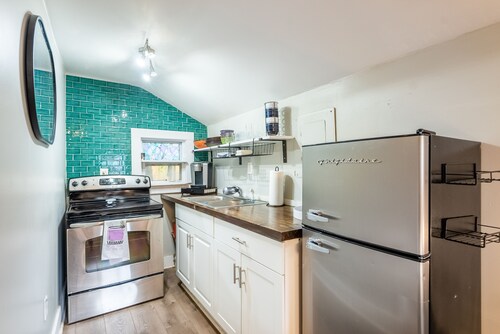 Stylish & Comfy Carriage House ~ 5 min to Forsyth