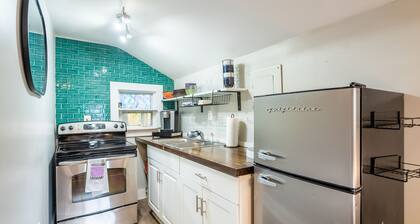 Stylish & Comfy Carriage House ~ 5 min to Forsyth