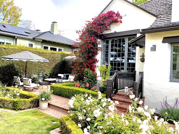 Outdoor dining - Hidden gem in centrally located Santa Barbara (Santa Barbara)