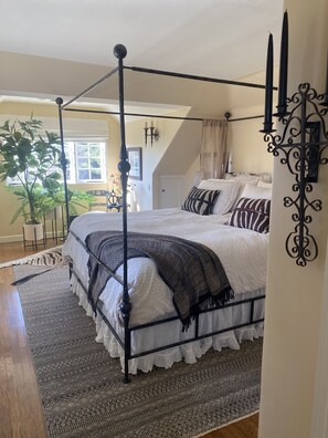 4 bedrooms, desk, iron/ironing board, travel cot - Hidden gem in centrally located Santa Barbara  (Santa Barbara)