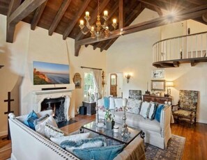 Smart TV, fireplace, books, stereo - Hidden gem in centrally located Santa Barbara (Santa Barbara)