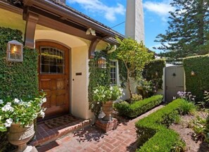 Exterior detail - Hidden gem in centrally located Santa Barbara (Santa Barbara)