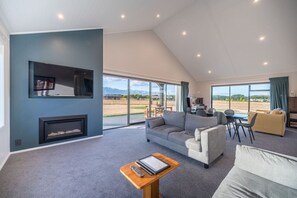 Smart TV, fireplace