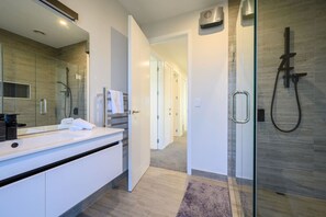 Hårføner, håndklær og toalettpapir