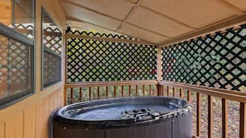 Tina de hidromasaje al aire libre