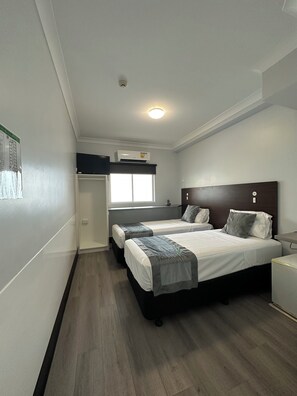 Basic Twin Room | Free WiFi, bed sheets - Comfort Inn Darwin (Darwin)