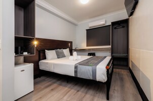 Quarto casal básico | Wi-Fi de cortesia, roupa de cama