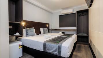 Habitación básica con 2 camas individuales | Wifi gratis y ropa de cama