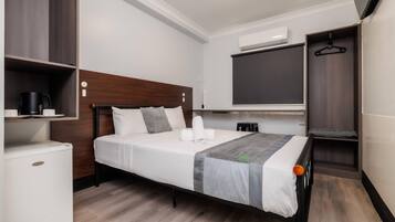 Standard Room, 1 Double Bed, Non Smoking | Free WiFi, bed sheets