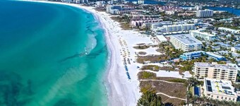 Ground floor unit with lanai, pool, 5 min. walk to beach, restaurants and bars!