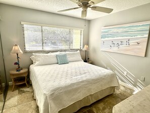 2 bedrooms, iron/ironing board, WiFi, bed sheets - Ground floor unit with lanai, pool, 5 min. walk to beach, restaurants and bars! (Sarasota)