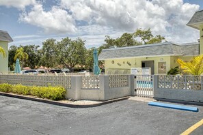 Exterior - Ground floor unit with lanai, pool, 5 min. walk to beach, restaurants and bars! (Sarasota)