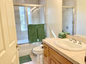 Handdukar, tvål och toalettpapper