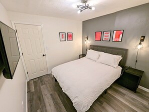 3 slaapkamers, een strijkplank/strijkijzer, internet, beddengoed