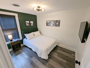 3 habitaciones, tabla de planchar con plancha, internet y ropa de cama
