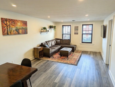 TV. Downtown 3 Bed Loft Apartment