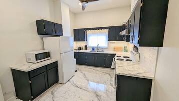 Refrigerador, cafetera/tetera, utensilios de cocina, especias