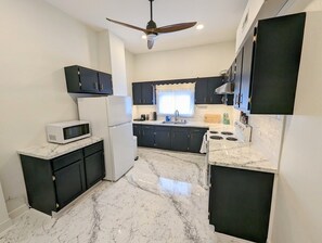 Refrigerador, cafetera/tetera, utensilios de cocina, especias