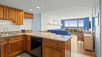 Kjøleskap, mikrobølgeovn, ovn og kokeplater