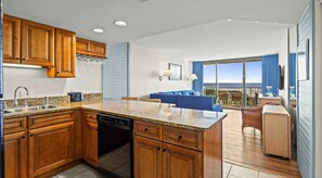 Kjøleskap, mikrobølgeovn, ovn og kokeplater