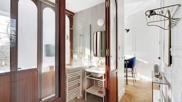 Bathtub, hair dryer, towels