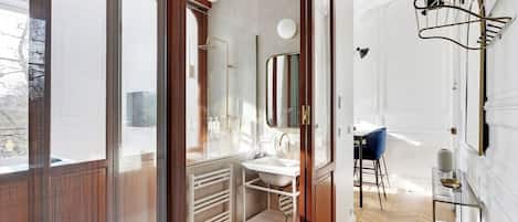 Bathtub, hair dryer, towels