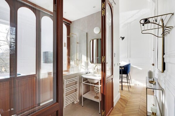 Bathtub, hair dryer, towels