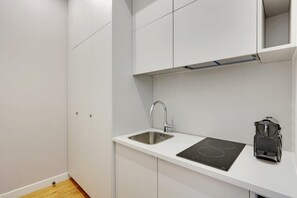 Kühlschrank, Mikrowelle, Herdplatte, Wasserkocher mit Kaffee-/Teezubehör