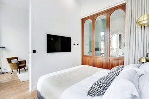 1 bedroom, iron/ironing board, WiFi, bed sheets - Maison Labruyère - Aviau Suite (Bordeaux)