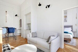 TV, books - Maison Labruyère - Royal Garden Suite (Bordeaux)